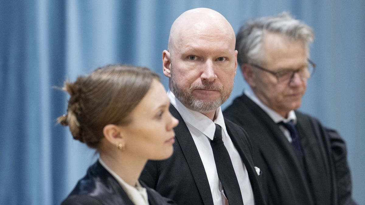 Masový vrah Breivik je stále nebezpečný a měl by zůstat na samotce, uvedl státní zástupce